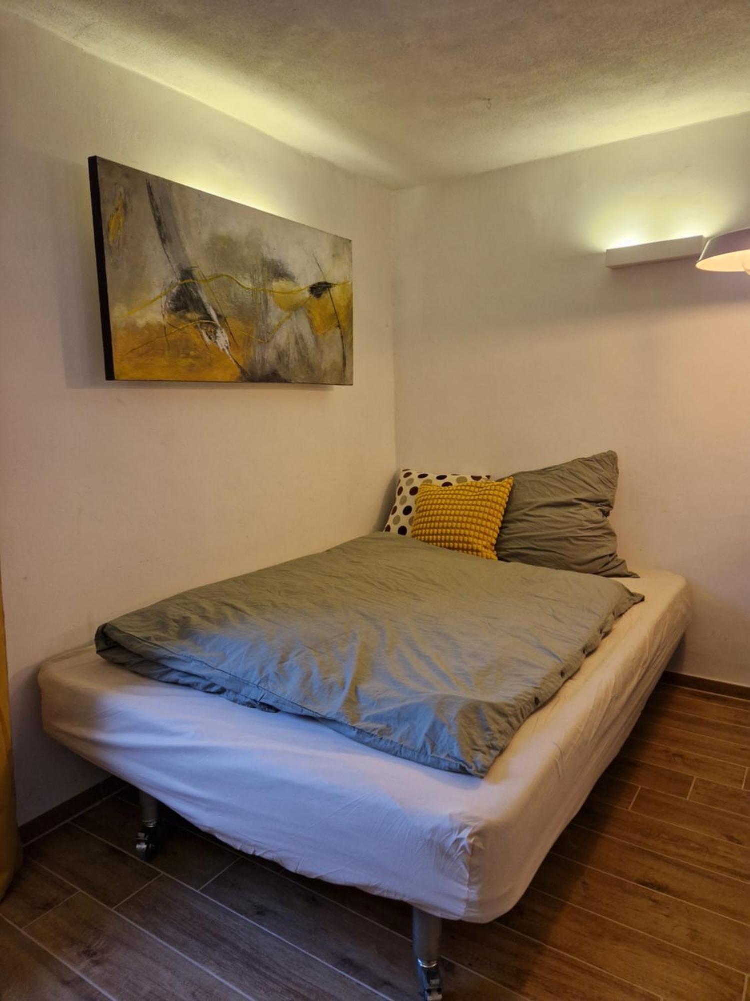 By Thomas Apartment *